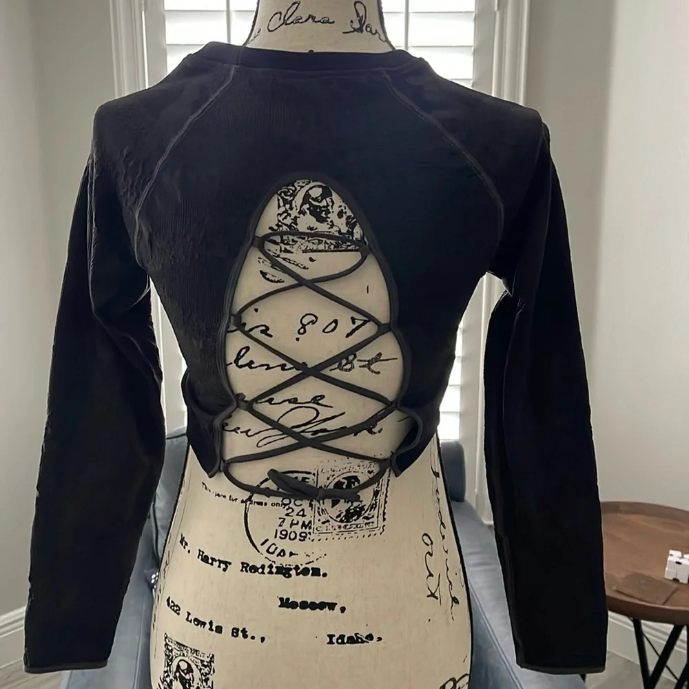 Gymshark Lace Up Back Long Sleeve Crop Top, Black Camo - Medium - Picture 1 of 6